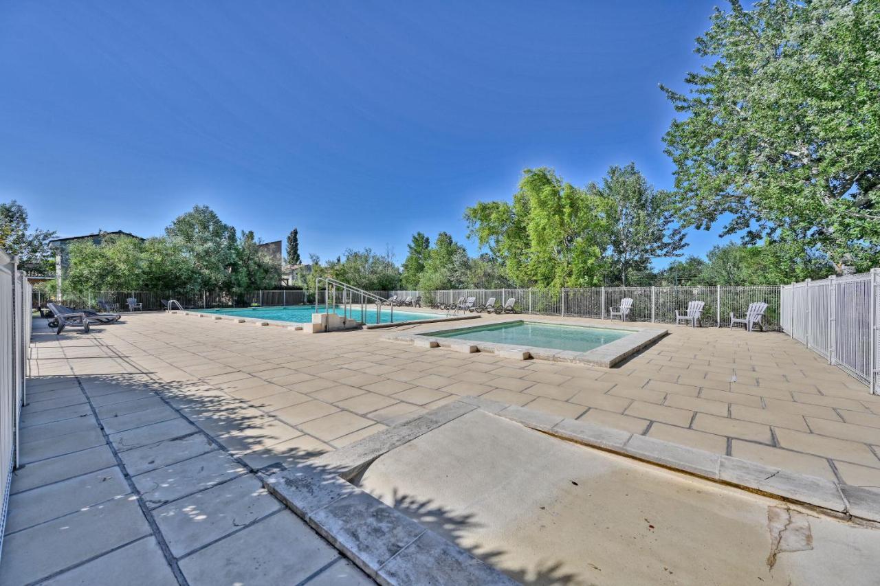 Le Petit Bonheur - Place Parking Privee - Clim - Terrasse - Piscine Partagee - Proche Parc Spirou Saint-Saturnin-lès-Avignon Kültér fotó